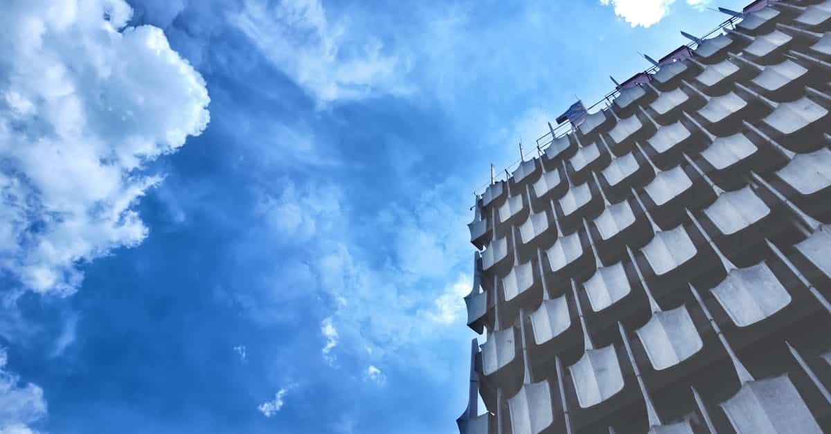 découvrez l'architecture durable : un mélange harmonieux d'esthétisme et d'éco-efficacité. explorez des conceptions innovantes qui respectent l'environnement tout en offrant confort et fonctionnalité. adoptez des pratiques de construction qui minimisent l'impact environnemental et favorisent un avenir plus vert.