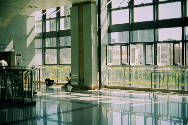 Comment l&rsquo;architecture influe-t-elle sur la fluidité des espaces ?