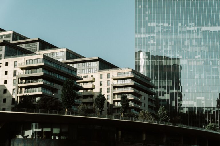 Comment l&rsquo;architecture influence-t-elle la convivialité urbaine ?