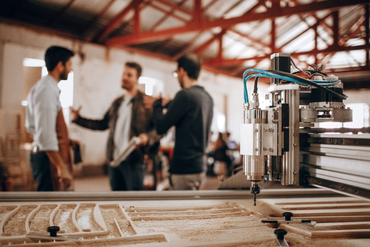 Laser ou CNC pour une petite entreprise d’enseignes : que choisir en premier ?