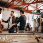 Laser ou CNC pour une petite entreprise d’enseignes : que choisir en premier ?