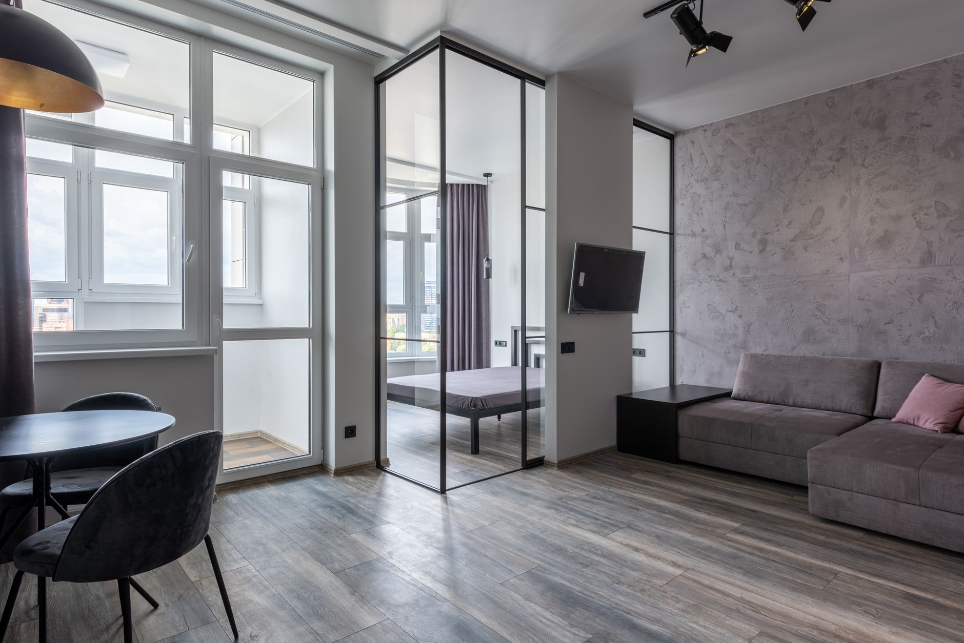 Conception créative d'un intérieur de pièce avec des chaises et une table devant un canapé au sol et un téléviseur mural