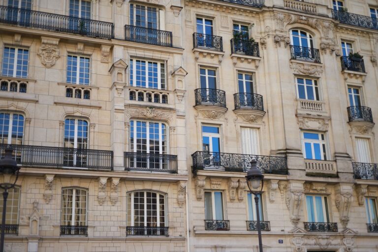 Encadrement des loyers : comprendre le mécanisme et ses effets sur l’habitat