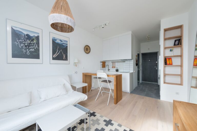 À Pantin, des seuils en bois remplacent les cloisons dans une maison de 60 m²