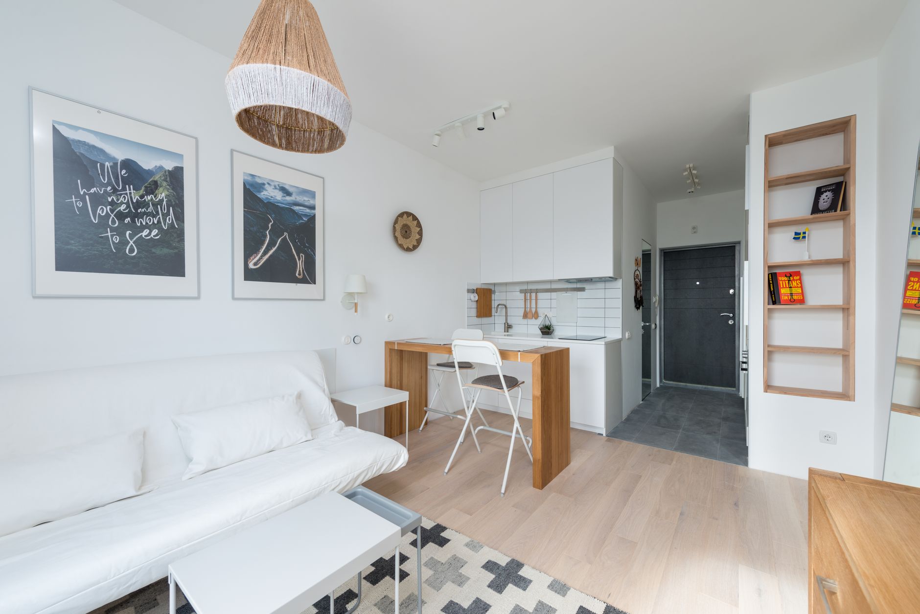 À Pantin, des seuils en bois remplacent les cloisons dans une maison de 60 m²